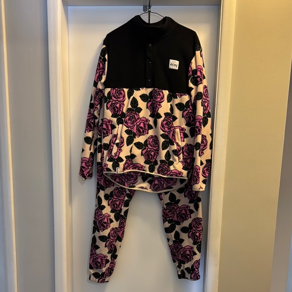 Other - Eivy Cozy Fleece Rose Print Set